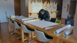 地域交流サロンの木製テーブルでの作業写真