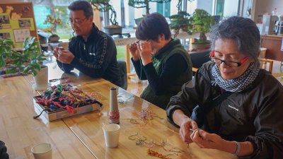 「はた結び」作業のようす