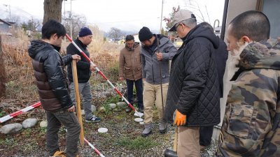 除雪世帯の危険箇所への杭打ちのようす