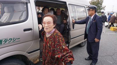 買い物支援のバスの写真