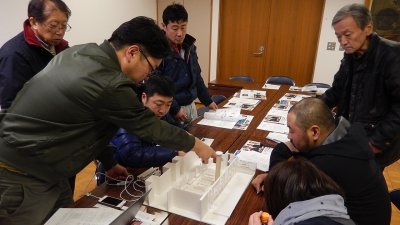 地域交流サロンの製作模型を囲む委員の皆さん