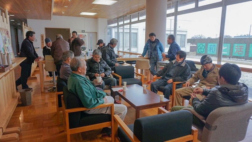 地域交流サロンでの談笑の様子の写真