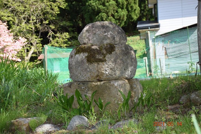 2021年撮影、塔の上の石塔の写真