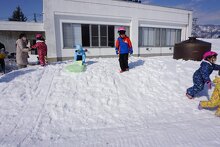 なだらかな坂でソリ乗り