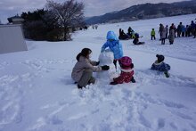 雪だるま作りをする姿も
